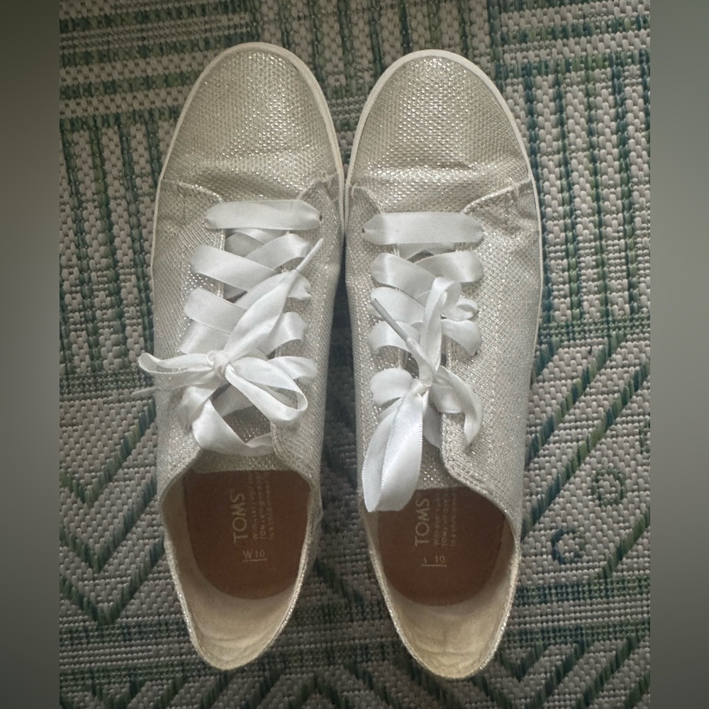 TOMS Silver and White Canvas Sneakers With Ribbon Laces 10 VGUC Summer